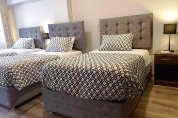 هتل Hostal ñan Tika