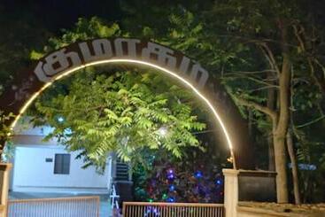 هتل Kumaragam Resorts