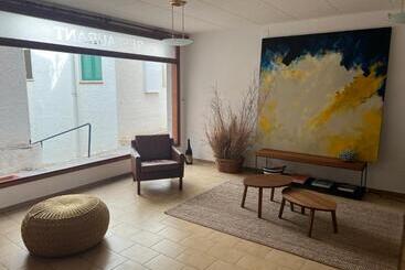 هتل Hostal Sol I Sombra