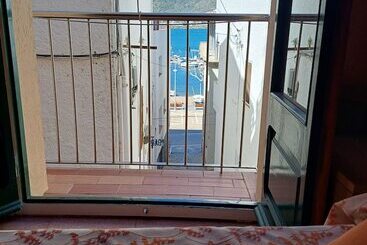 هتل Hostal Sol I Sombra