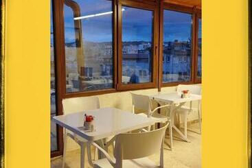 هتل Yellow Stone House