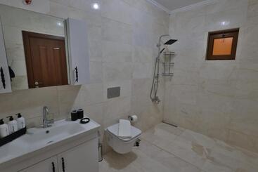 هتل Yellow Stone House