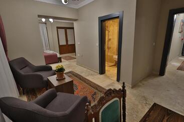 هتل Yellow Stone House