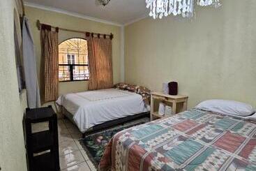 پانسیون Hostal Flor Del Lago