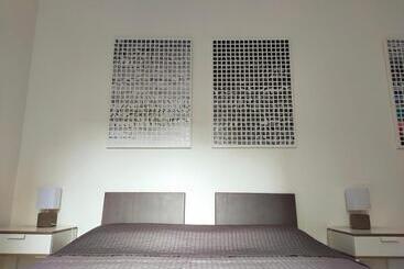 پانسیون Visionarea Room