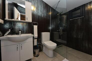 Trakhei̇a Otel