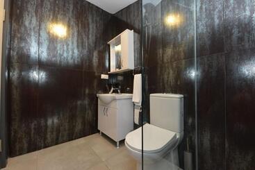 Trakhei̇a Otel