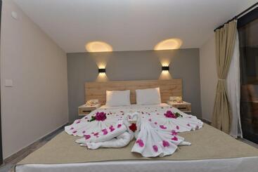 Trakhei̇a Otel