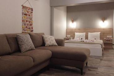 Trakhei̇a Otel