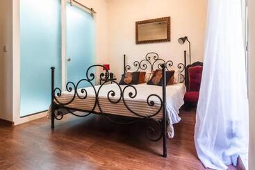 تختخواب و صبحانه Gallo House