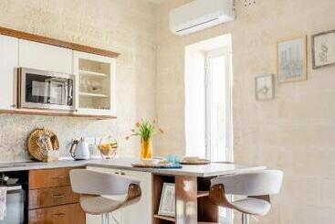 تختخواب و صبحانه Gallo House