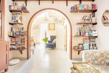 تختخواب و صبحانه Gallo House