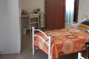 تختخواب و صبحانه Sicily O Clock Room