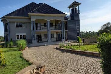 هتل Bigodi Community Lodge