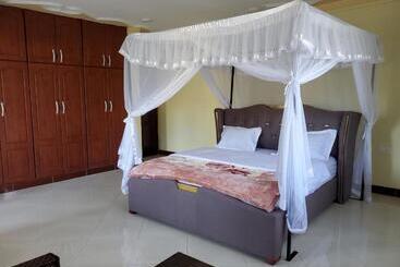هتل Bigodi Community Lodge