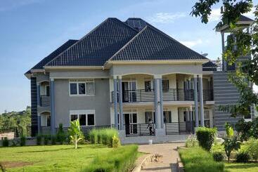 هتل Bigodi Community Lodge