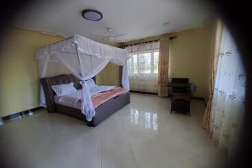 هتل Bigodi Community Lodge