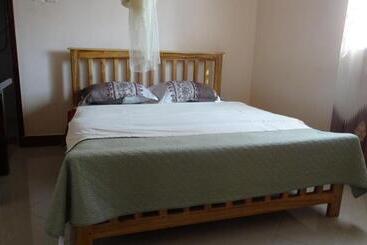 هتل Bigodi Community Lodge