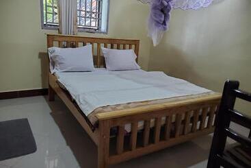 هتل Bigodi Community Lodge