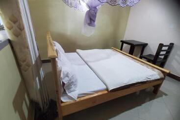 هتل Bigodi Community Lodge