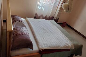 هتل Bigodi Community Lodge