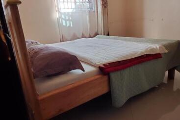 هتل Bigodi Community Lodge