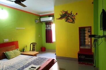هتل Sun Plaza Near Konark Sun Temple  Couple Friendly Best Choice Of Travellers