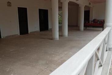 هتل Mkuu House