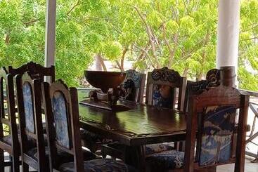 هتل Mkuu House