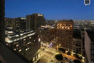 Relax On The Penthouse Floor Dtla With A View