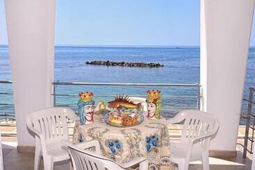 تختخواب و صبحانه Il Borgo Sul Mare