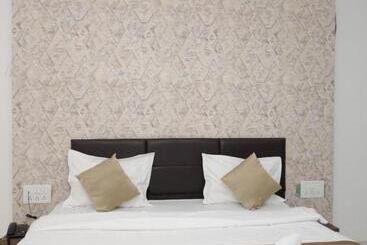 هتل Karan International ,aurangabad