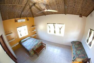 هتل Surf Sanctuary