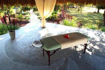 هتل Surf Sanctuary