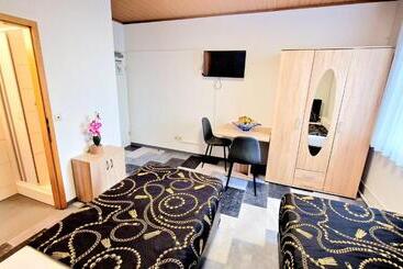 ホテル Zur Schönen Lau  Monteurzimmer