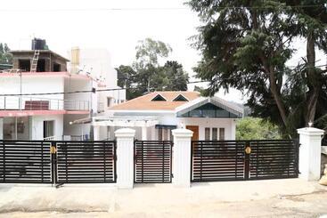 تختخواب و صبحانه Regional Residency Home Stay