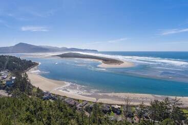 Отель Shoreline Solace: Ocean View Townhouse Tillamook