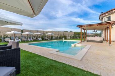 Villa Cangiano B&b And Pool