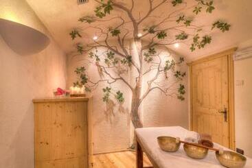 هتل Madonnina Resort And Wellness