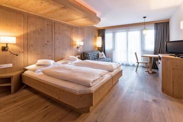 هتل Villa Monica