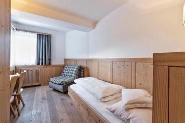 هتل Villa Monica