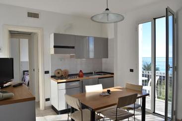 Residence Villa Carmen Fronte Mare A 50 Mt