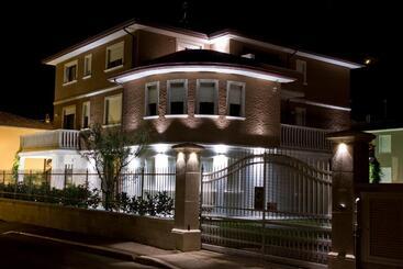 اقامتگاه Appartamenti Villa Ancora