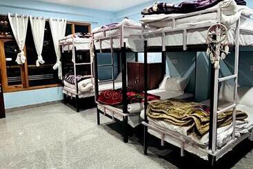 هاستل Clovee S Rooms Dorms And Restro