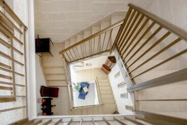 تختخواب و صبحانه Gallo House