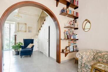 تختخواب و صبحانه Gallo House