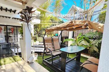 تختخواب و صبحانه Lariszone Luxury Courtyard Villa