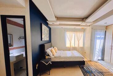 تختخواب و صبحانه Lariszone Luxury Courtyard Villa