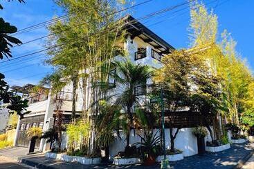 تختخواب و صبحانه Lariszone Luxury Courtyard Villa