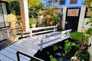 تختخواب و صبحانه Lariszone Luxury Courtyard Villa